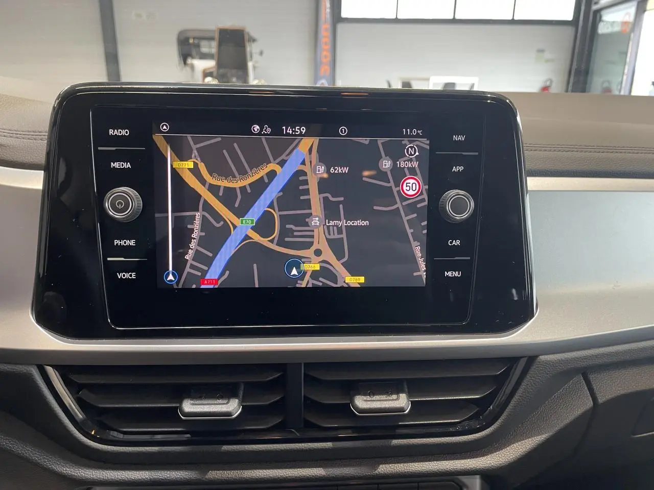 Écran tactile central du tableau de bord du Volkswagen T-Roc 2025, affichant la navigation GPS.