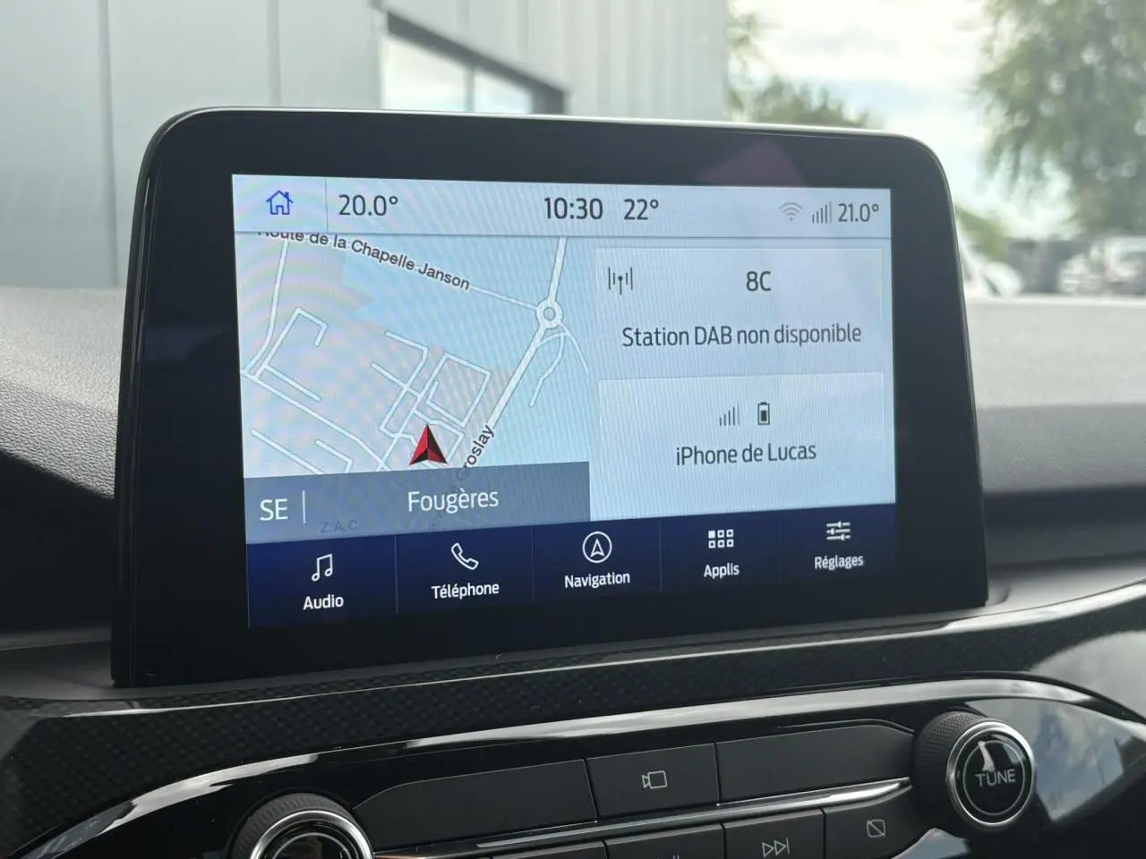 Écran tactile central du Ford Kuga 2.0 EcoBlue 120 BVA ST-Line 2023 affichant la navigation et les options multimédia.