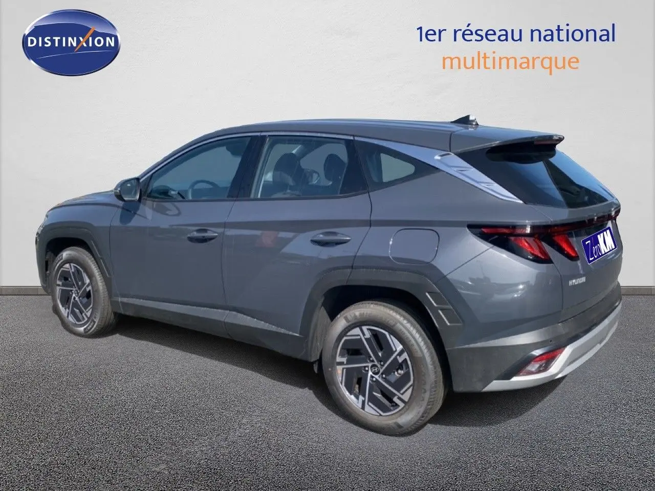 Vue 3/4 arrière droite du Hyundai Tucson gris Ecotronic Metal avec jantes bi-ton et feux LED distinctifs.