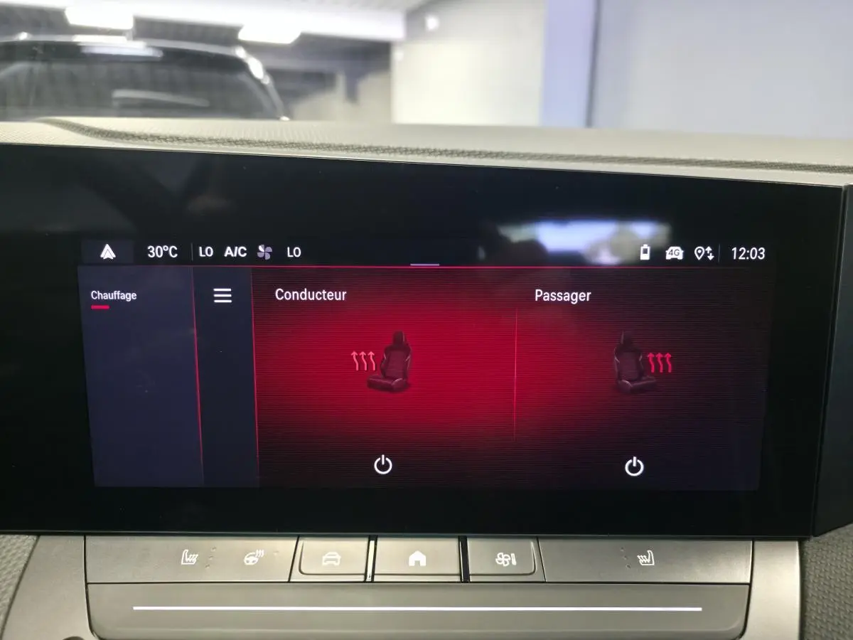 Écran tactile intérieur de l’Opel Astra Hybrid 2024 montrant le réglage du chauffage des sièges conducteur et passager.