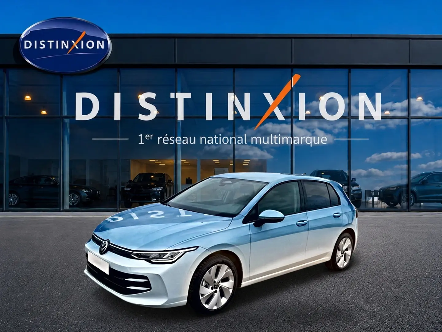 Volkswagen Golf 1.5 ETSI Evo2 bleu glacier vue 3/4 avant, jantes alu 17 pouces, vitres surteintées.
