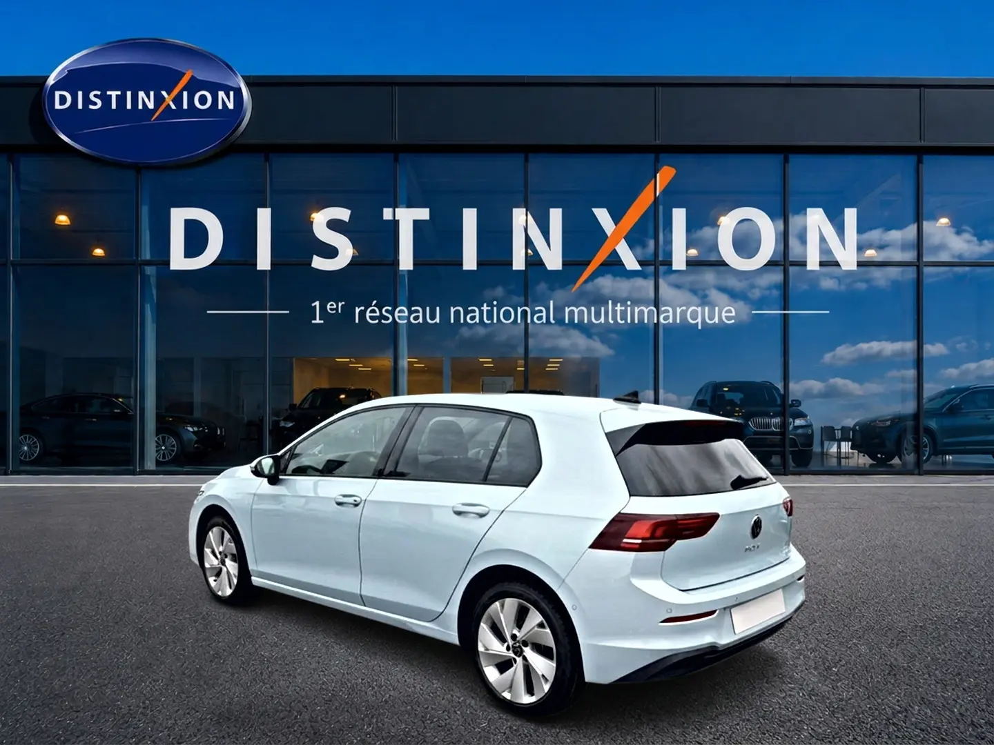 Volkswagen Golf 1.5 etsi evo2 bleu glacier vue 3/4 arrière droite devant showroom Distinxion.