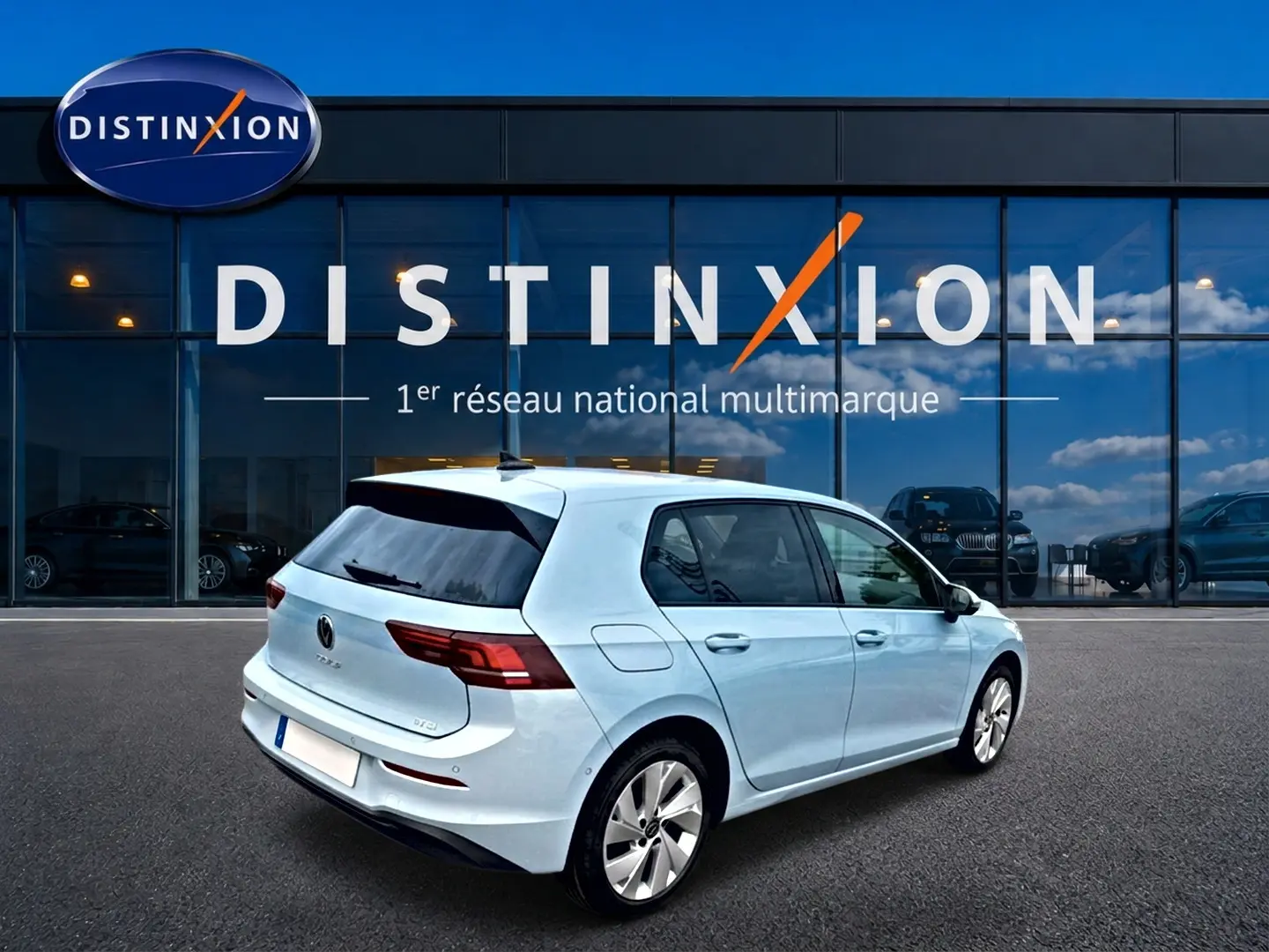 Volkswagen Golf 1.5 ETSI Evo2 bleu glacier vue 3/4 arrière droit devant showroom Distinxion.