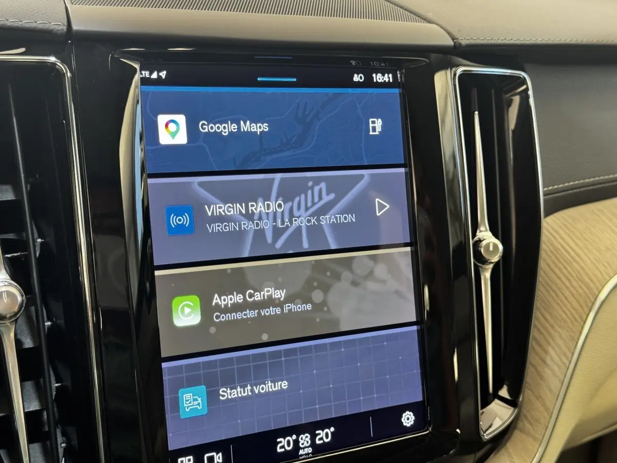 Écran tactile central du tableau de bord du Volvo XC60 bleu, affichant Google Maps et Apple CarPlay.