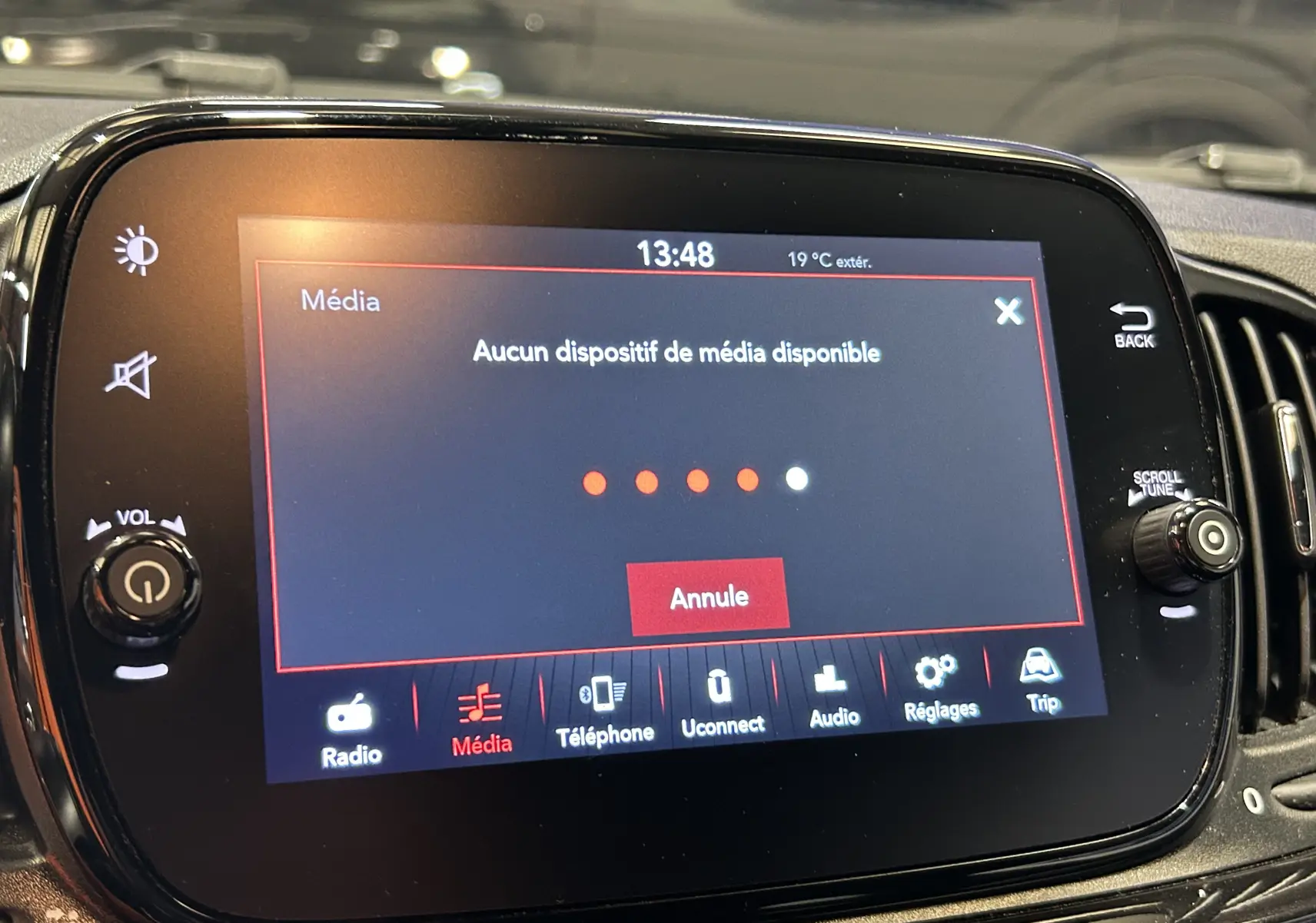 Écran tactile central de la Fiat 500 noir affichant un message "Aucun dispositif de média disponible" avec commandes audio visibles.