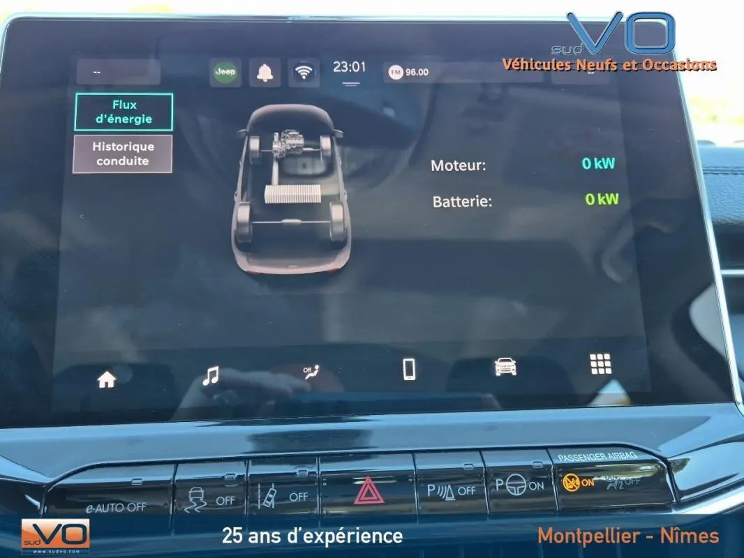 Écran tactile intérieur du Jeep Compass 2024 montrant le flux d'énergie du système hybride, tableau de bord moderne.