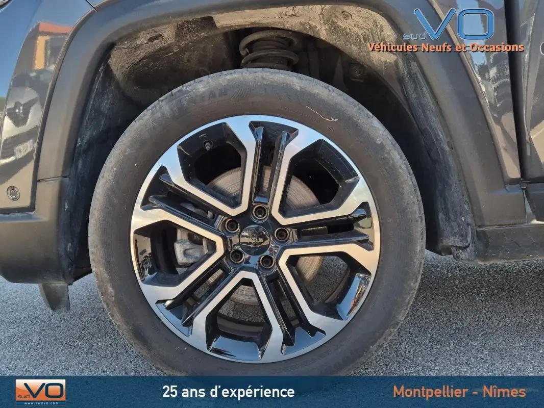 Gros plan sur la roue arrière droite du Jeep Compass gris 2024 avec jante alliage 18 pouces au design moderne.