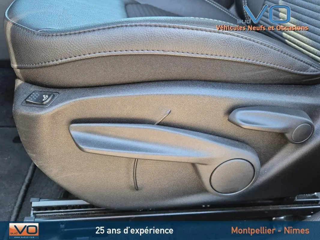 Réglage manuel du siège conducteur en tissu noir du Jeep Compass gris, vue latérale côté gauche, 2024.