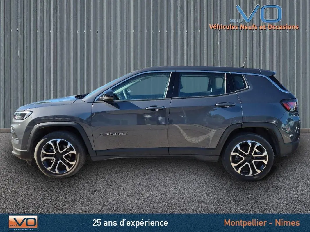 Vue latérale gauche d'un Jeep Compass gris 2024 avec jantes alliage 18 pouces et lignes modernes marquées