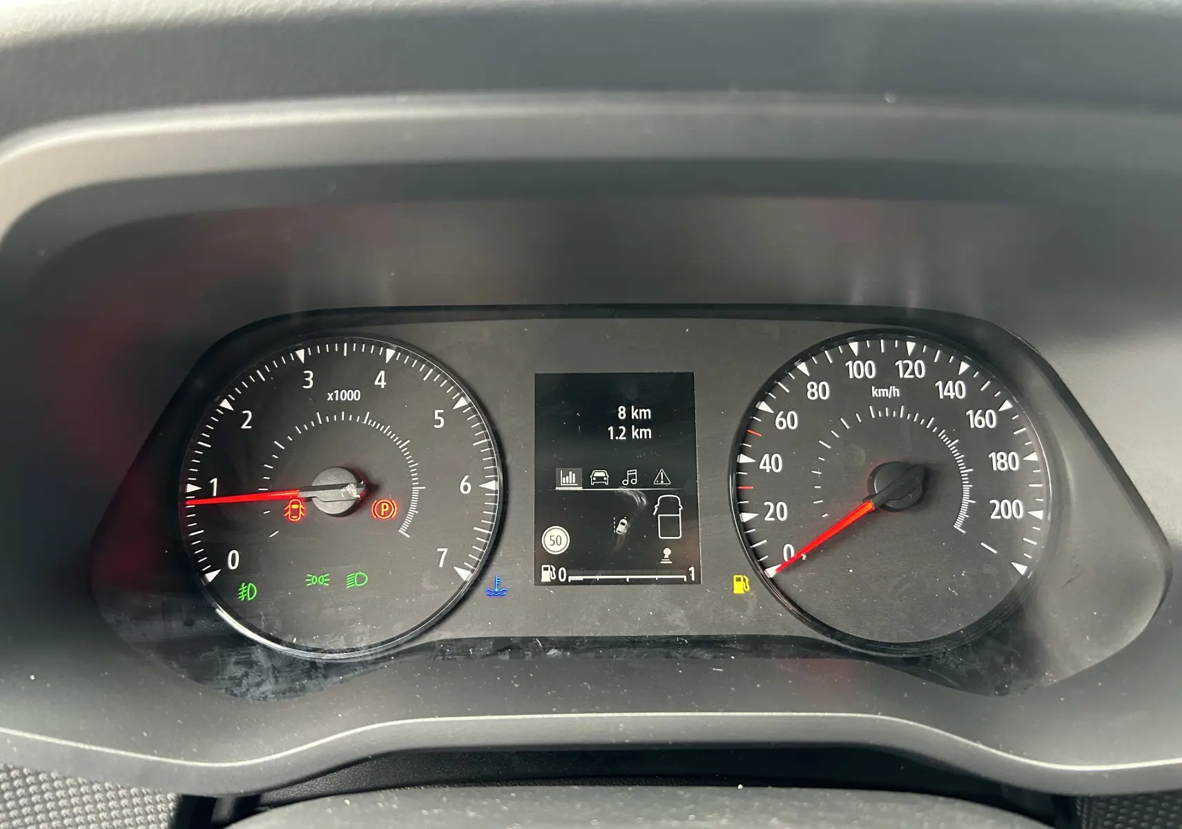 Vue rapprochée du tableau de bord du Renault Trafic Combi blanc, affichant compte-tours, vitesse et écran central numérique.