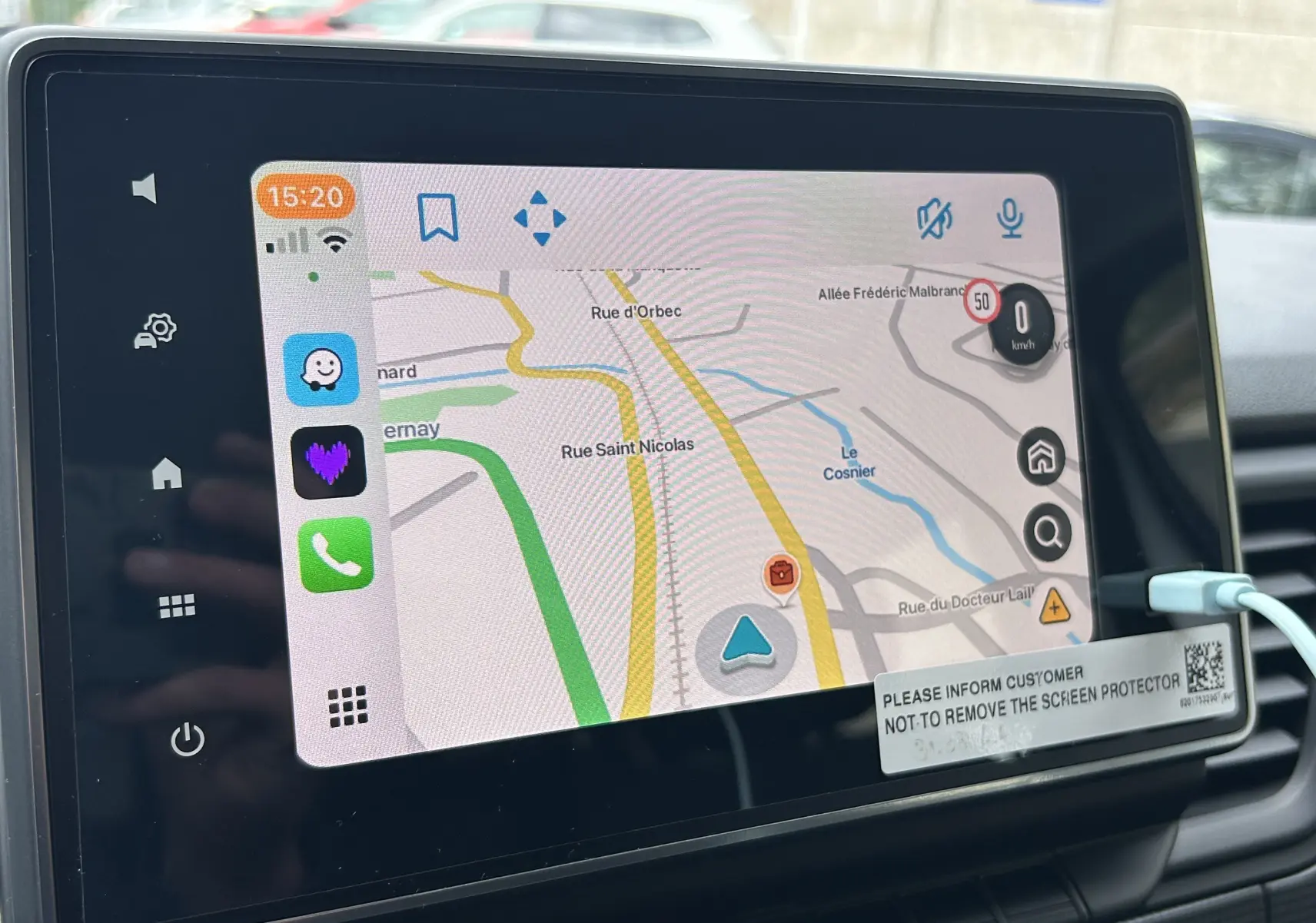 Écran tactile 8 pouces du Renault Trafic Combi blanc glacier, affichant la navigation GPS avec interface Android Auto.