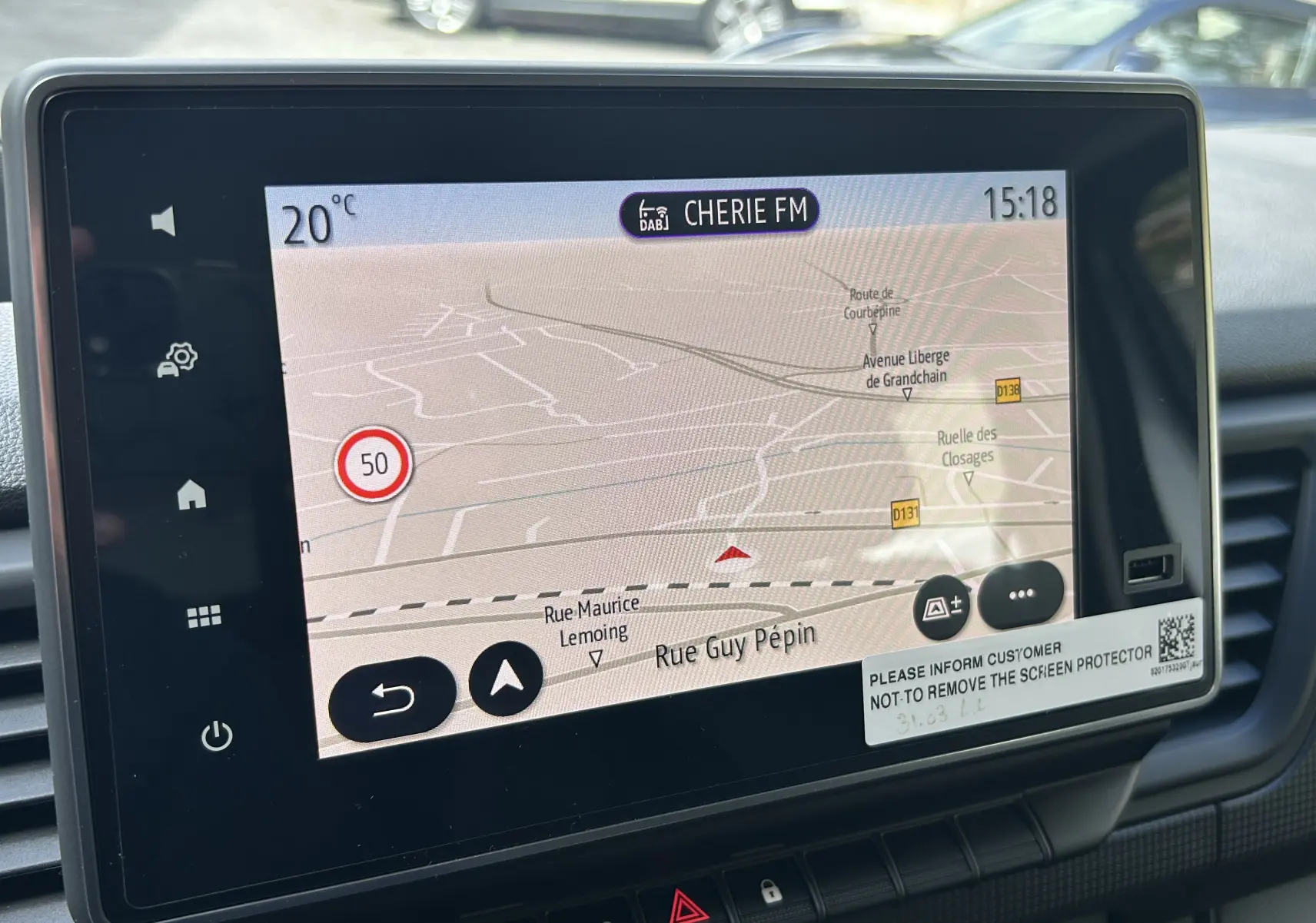 Écran tactile de navigation Easy Link affichant une carte et la radio Cherie FM dans un Renault Trafic Combi blanc.