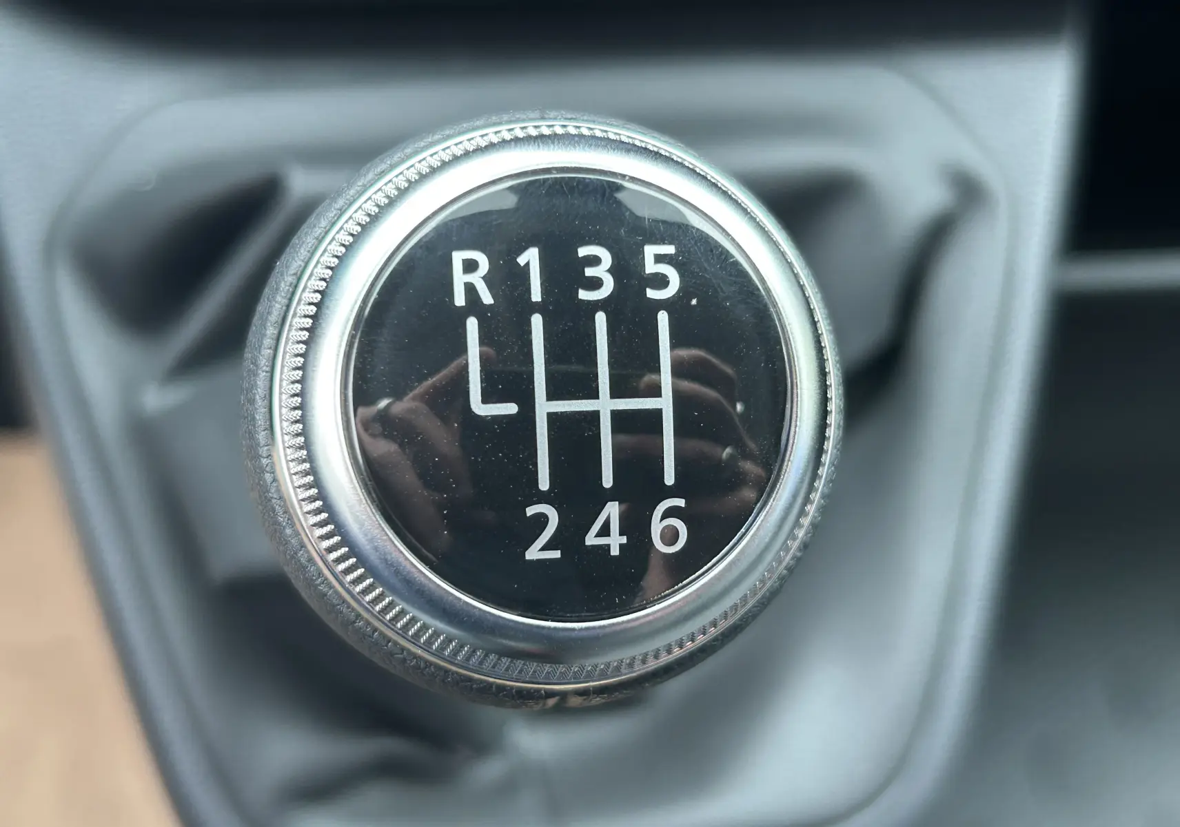 Gros plan sur le pommeau de la boîte manuelle à 6 vitesses du Renault Trafic Combi blanc glacier.