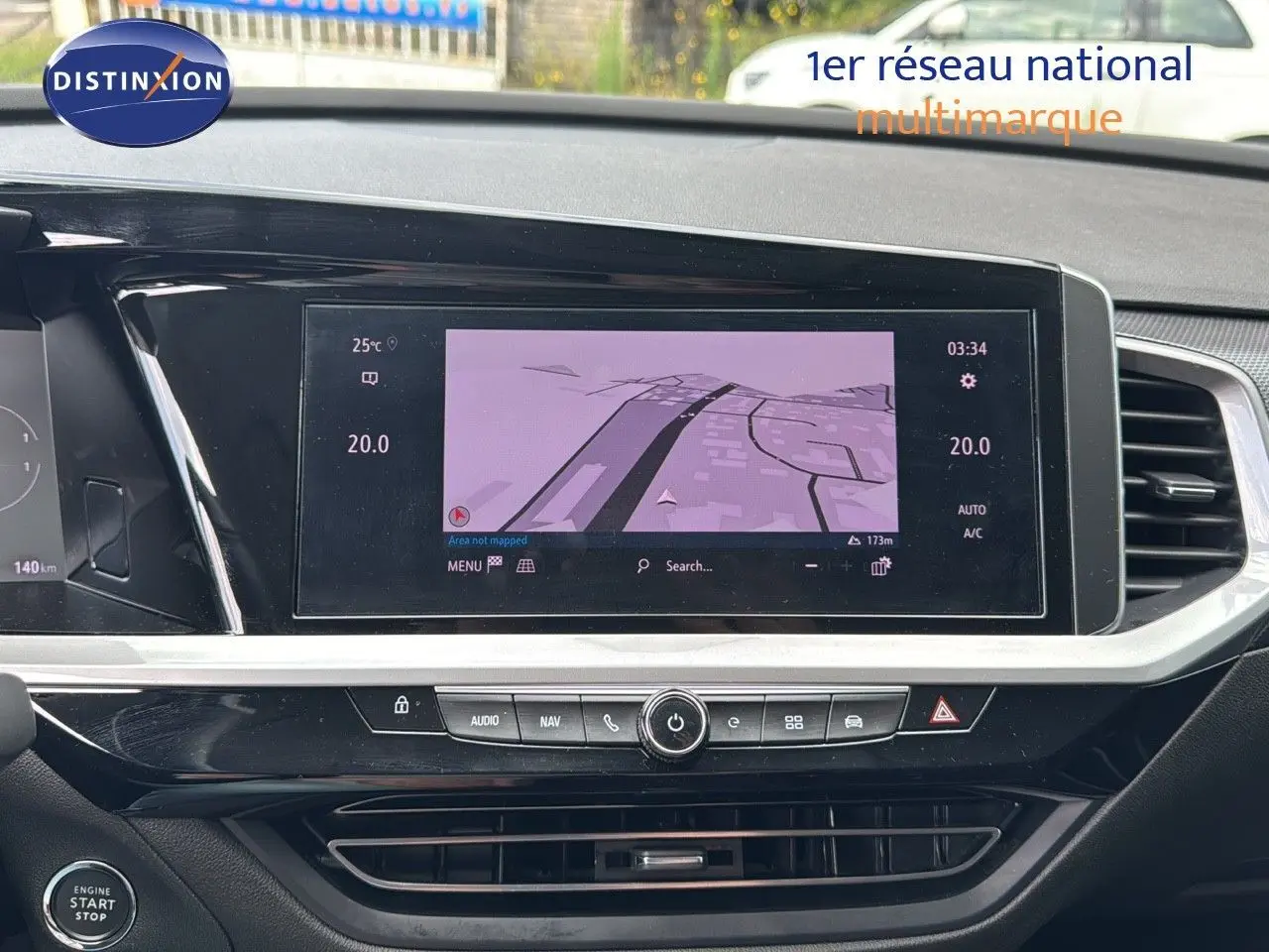 Tableau de bord de l'Opel Grandland 2024 avec écran tactile central affichant la navigation, finition noire moderne.