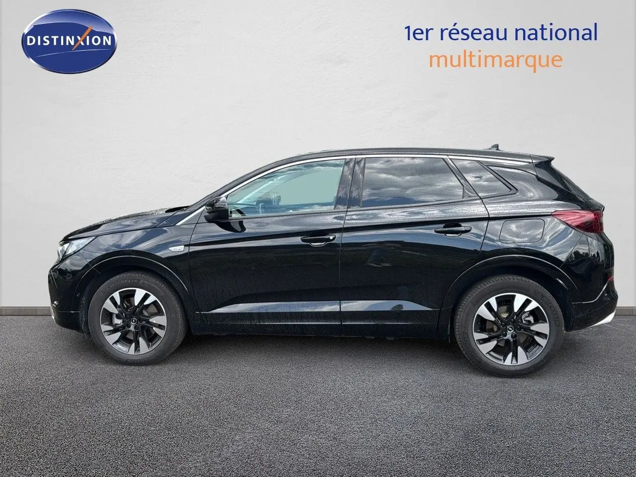 Opel Grandland 1.6 Turbo Hybrid noir vue de profil côté gauche, avec jantes bi-ton et lignes épurées.