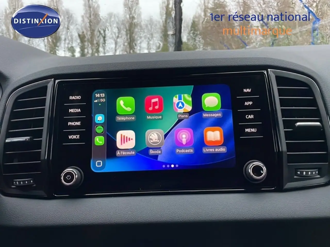 Écran tactile central du Skoda Karoq 2025 affichant les applications multimédia et de navigation.