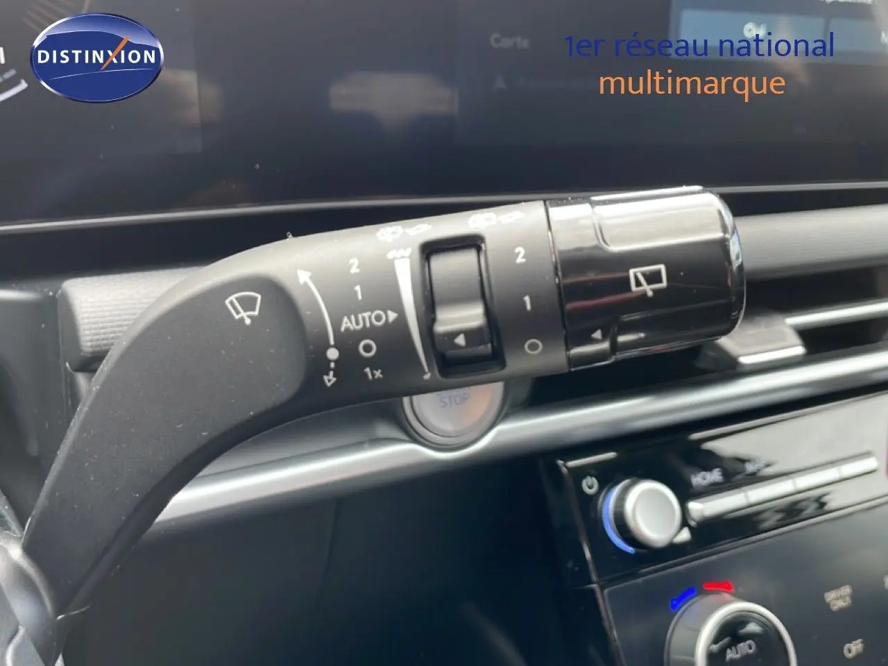 Gros plan sur la commande d’essuie-glace du Hyundai Tucson blanc Atlas 2026, avec tableau de bord en arrière-plan.