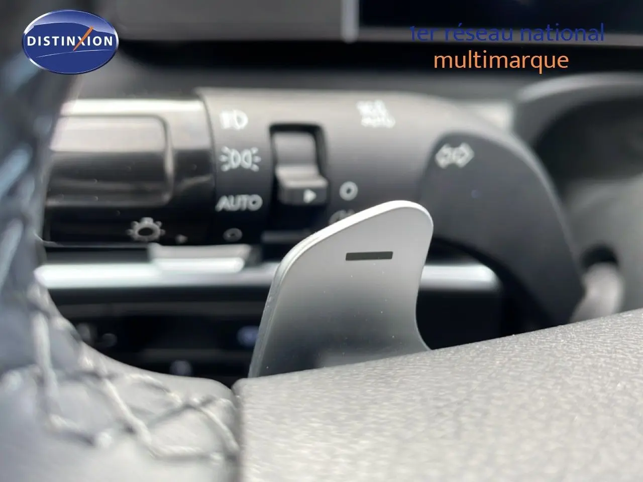 Gros plan sur la palette de changement de vitesse à droite du volant d’un Hyundai Tucson blanc Atlas 2026.