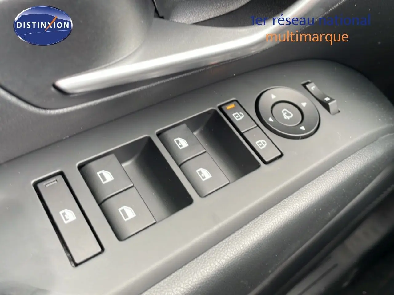 Gros plan sur les commandes de lève-vitres et rétroviseurs électriques dans l'habitacle noir du Hyundai Tucson 2026.