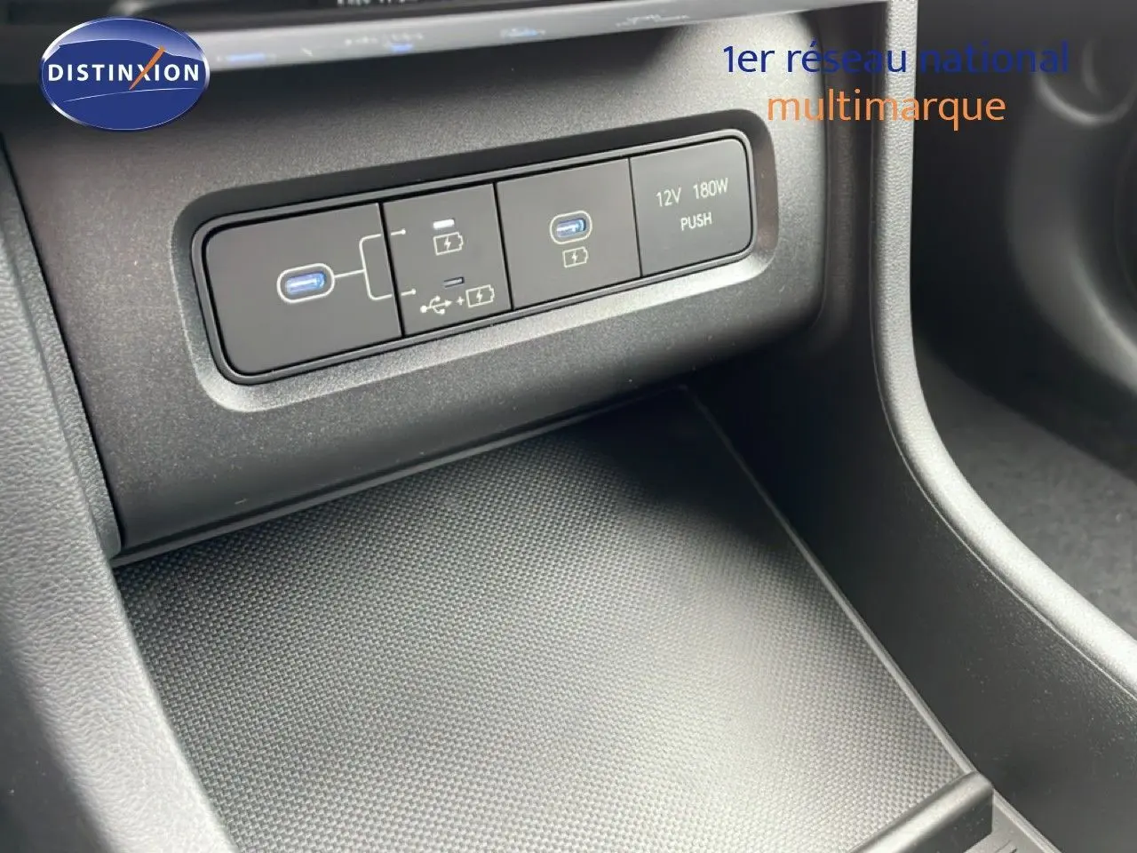 Détail intérieur montrant les ports USB et prise 12V du Hyundai Tucson blanc Atlas 2026.