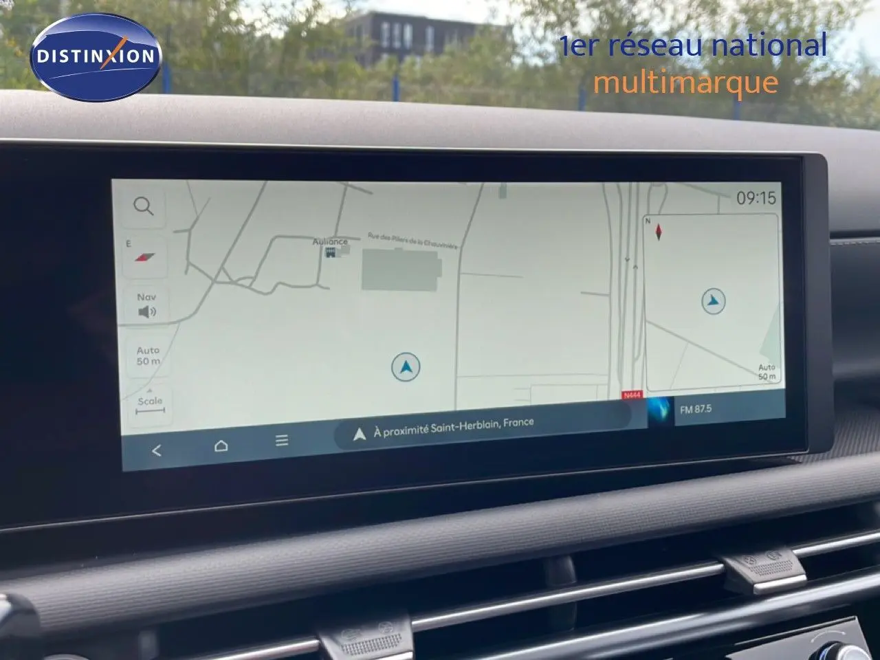 Écran tactile de navigation du Hyundai Tucson 2026 blanc, vue intérieure centrée sur l'affichage GPS moderne.