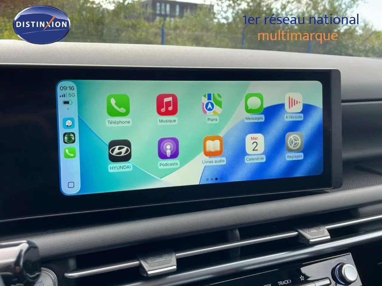 Écran tactile central affichant l'interface Apple CarPlay dans un Hyundai Tucson 2026, intérieur noir moderne.