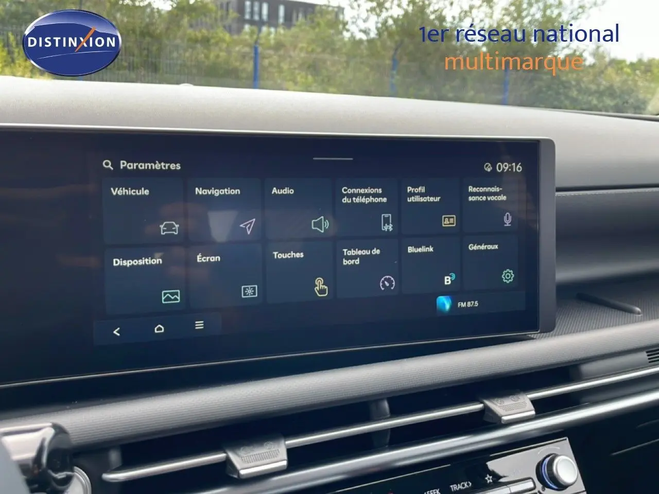 Écran tactile du tableau de bord intérieur du Hyundai Tucson blanc, affichant le menu des paramètres.