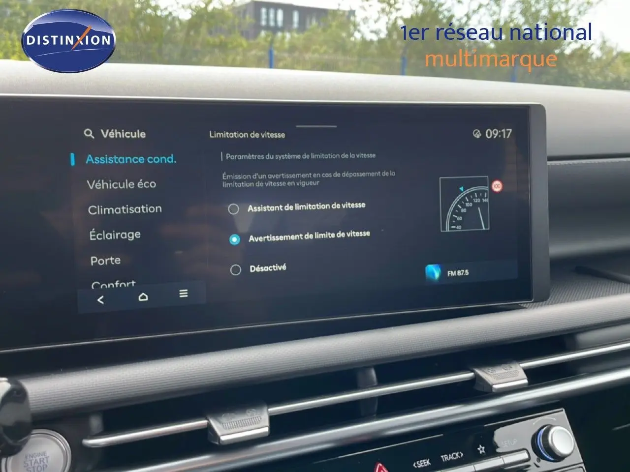 Écran tactile du tableau de bord du Hyundai Tucson 2026 blanc, affichant les options d’assistance à la conduite.