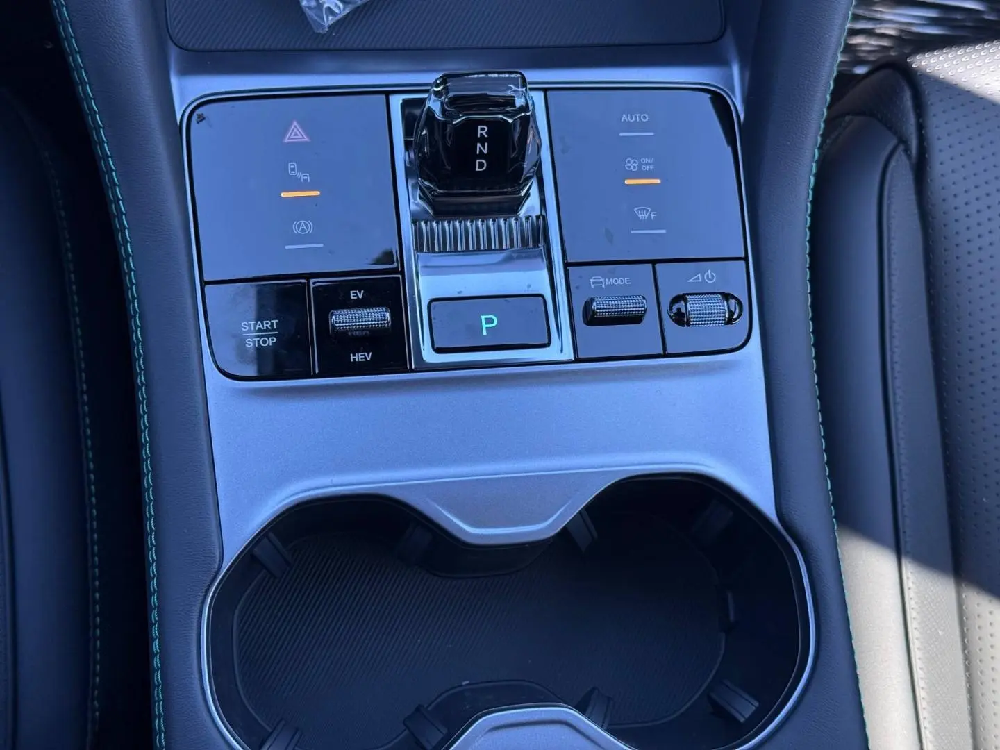Vue rapprochée de la console centrale grise du BYD SEAL U 1.5 DM-i avec levier de vitesses automatique et commandes tactiles.