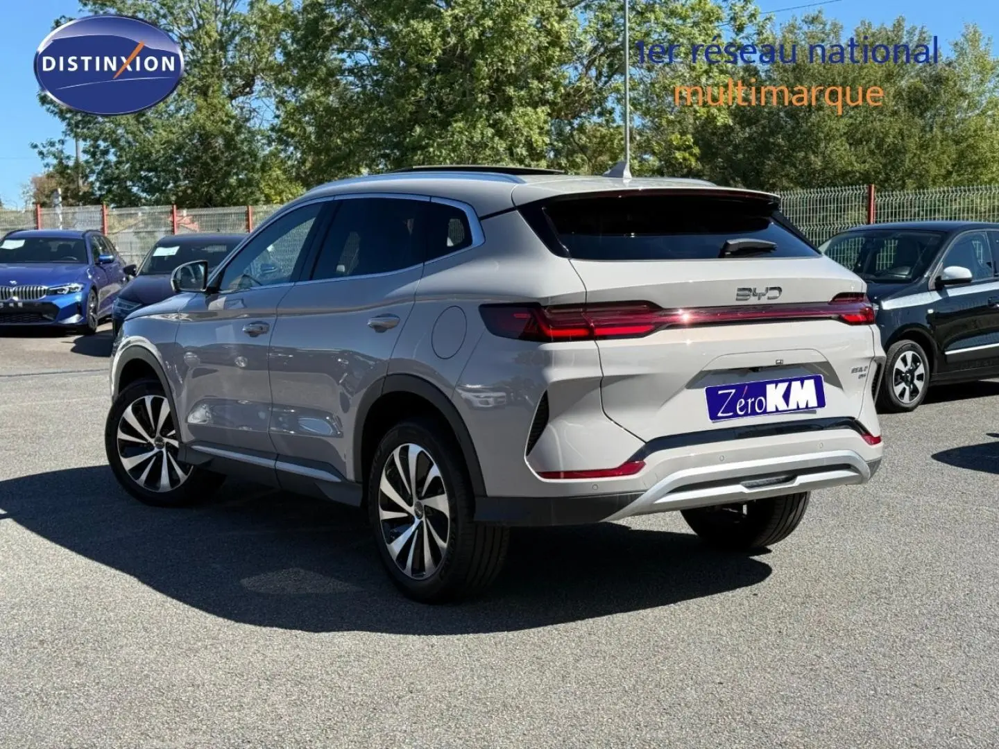 Vue 3/4 arrière droite du SUV BYD SEAL U 1.5 DM-i en gris métallisé Boundless Cloud sur parking extérieur.