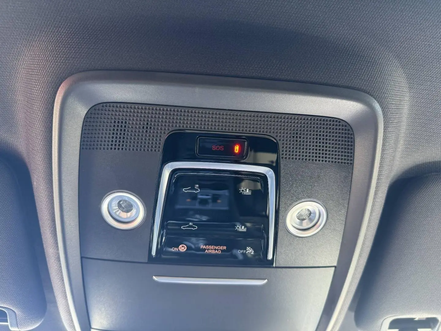 Vue en gros plan du plafonnier intérieur du BYD SEAL U 1.5 DM-i 218ch Boost avec éclairage et indicateur SOS.