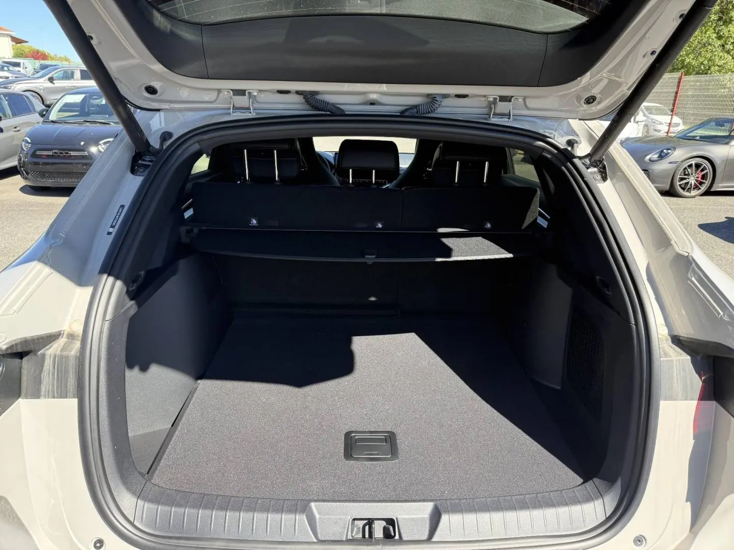 Coffre ouvert vu de l'arrière du BYD SEAL U 1.5 DM-i 218ch Boost en Boundless Cloud métallisé, espace de chargement spacieux.