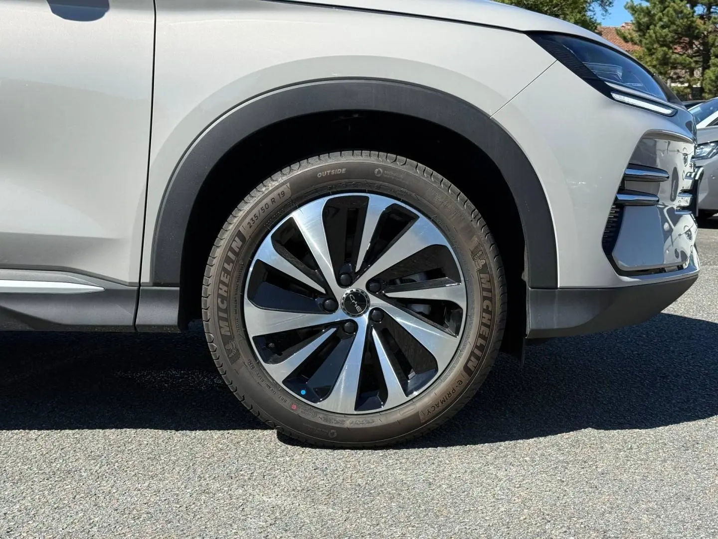 Gros plan sur la roue avant droite et la partie avant d’un BYD SEAL U 1.5 DM-i métallisé Boundless Cloud.