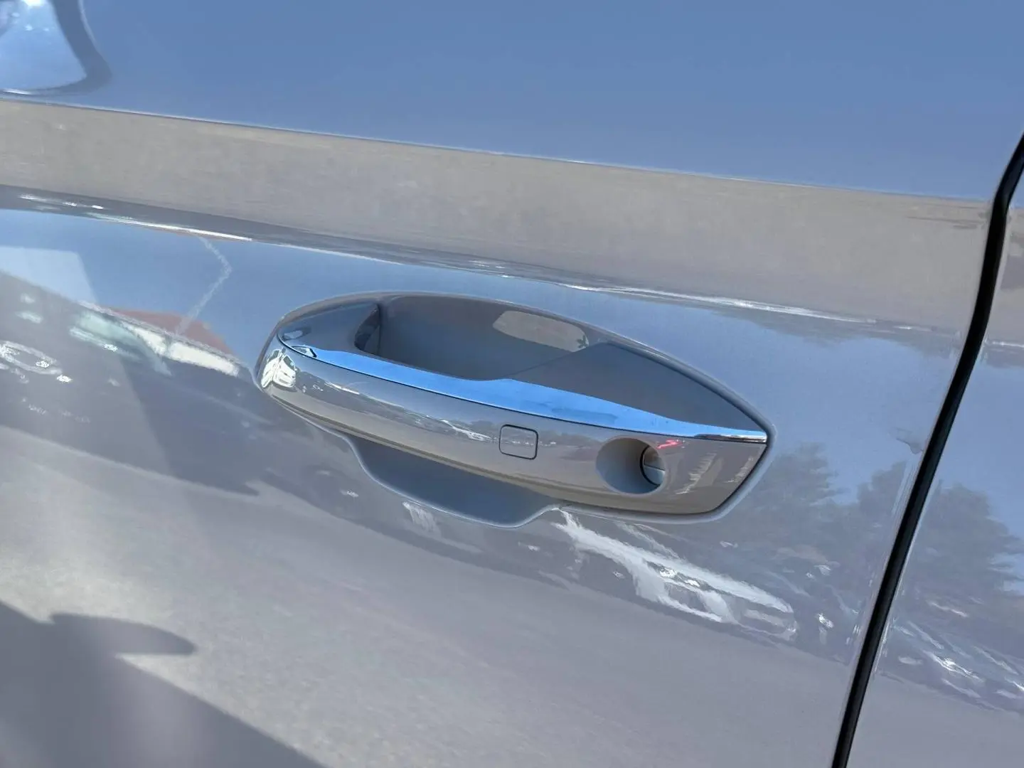 Poignée de porte côté gauche en gros plan sur BYD SEAL U 2026 couleur Boundless Cloud métallisé.