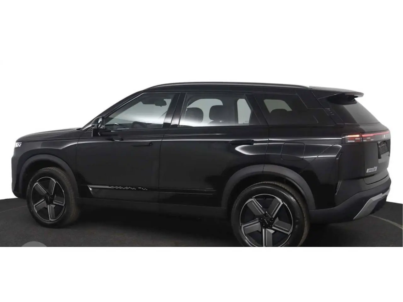 Vue de profil côté gauche du JAECOO J7 noir 2026, SUV hybride avec toit panoramique et jantes modernes.