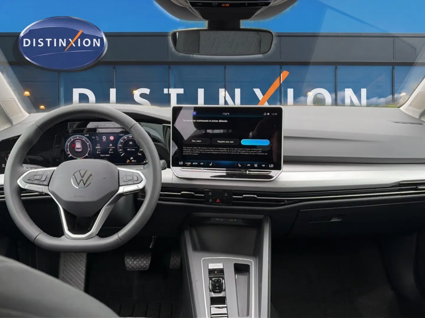 Vue intérieure avant de la Volkswagen Golf 1.5 etsi evo2 116 life dsg7 avec tableau de bord numérique et écran tactile central.