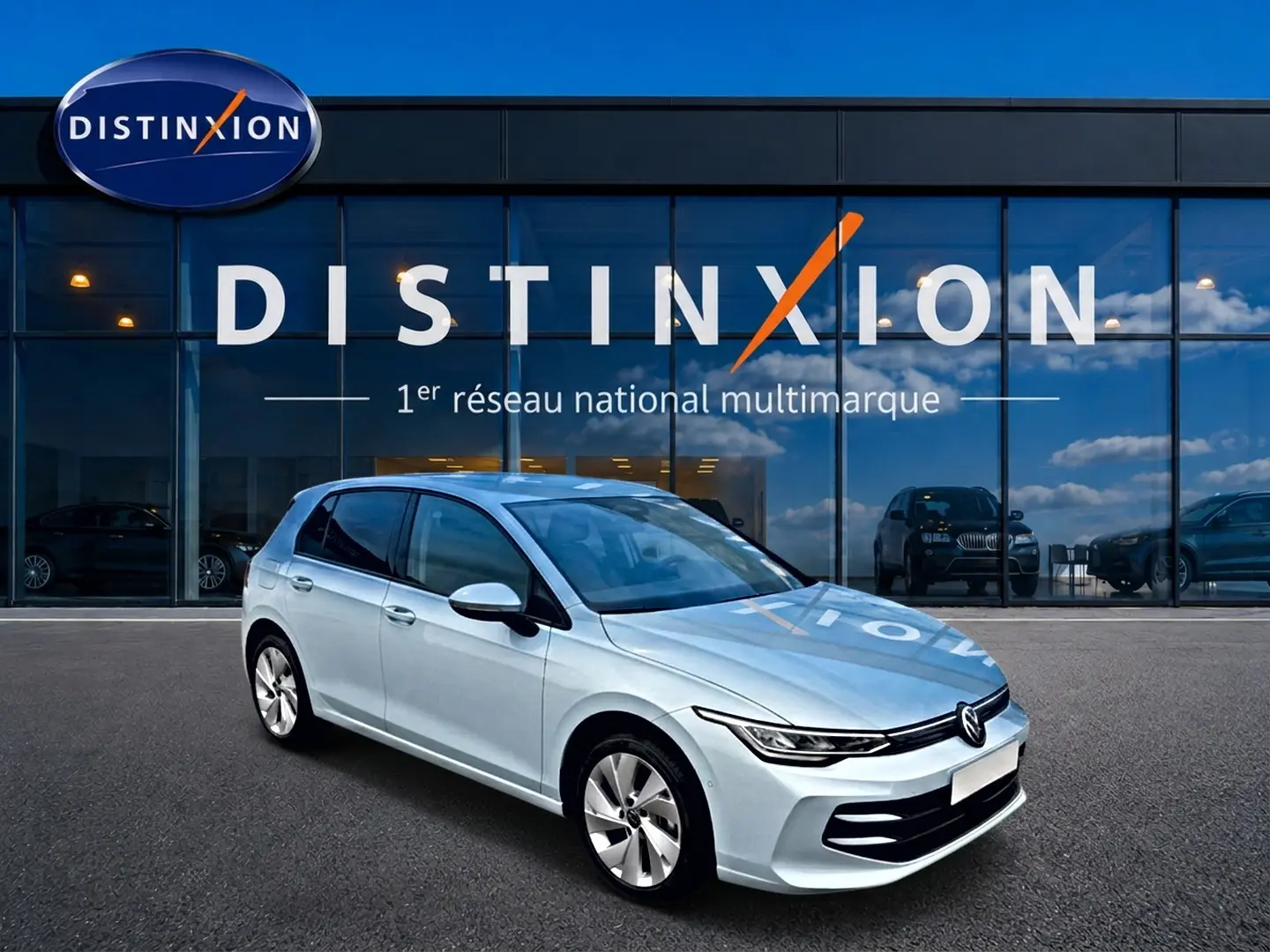 Volkswagen Golf bleu glacier vue 3/4 avant droit devant showroom Distinxion, jantes alu 17 pouces visibles.