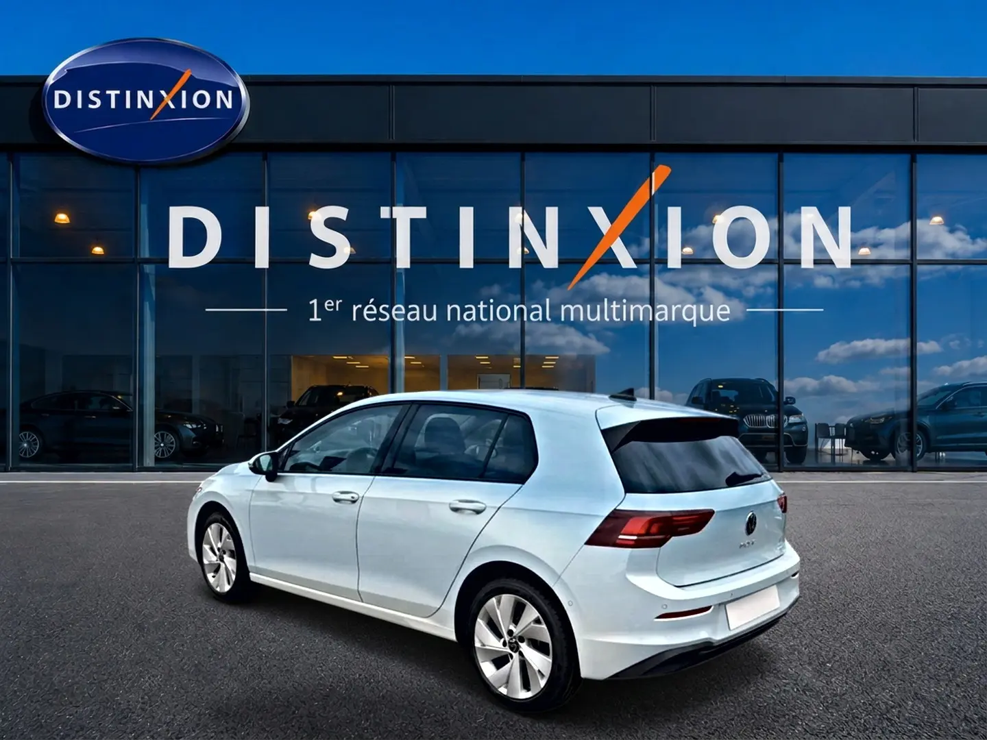 Volkswagen Golf 1.5 etsi evo2 bleu glacier vue 3/4 arrière droit devant un showroom Distinxion.