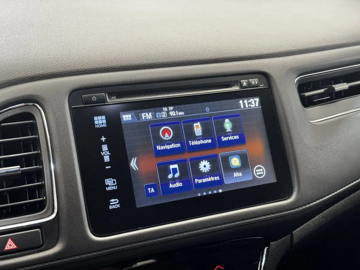 Écran tactile multimédia 7 pouces du tableau de bord noir du Honda HR-V 1.5 i-VTEC 130 Exclusive, intérieur gris.