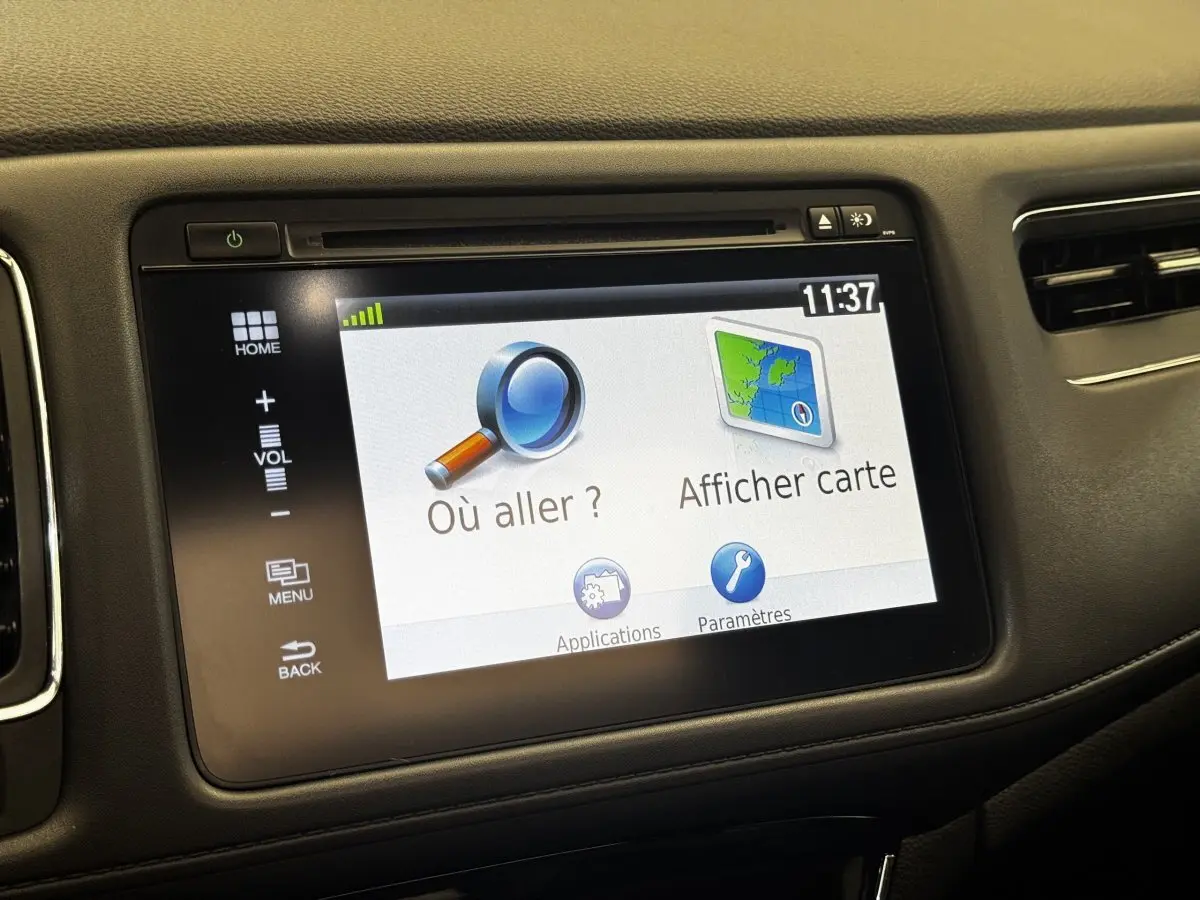 Écran tactile central du tableau de bord du Honda HR-V 2019 affichant le menu de navigation en français.