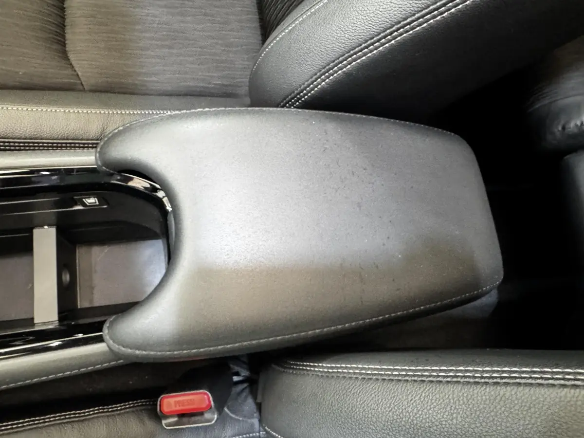 Accoudoir central en cuir noir avec surpiqûres blanches dans l'habitacle du Honda HR-V 1.5 i-VTEC 130 Exclusive.