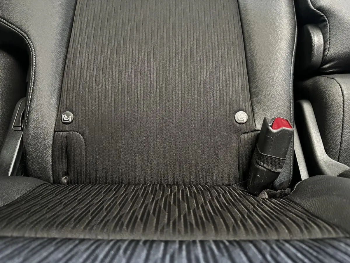 Gros plan sur la banquette arrière noire du Honda HR-V 2019 avec ceintures de sécurité et fixations Isofix visibles.