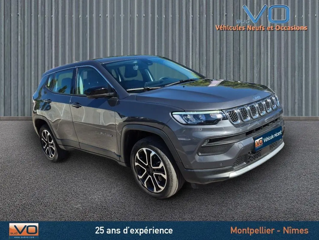 Jeep Compass gris 3/4 avant droit avec jantes alliage 18 pouces, phares LED et calandre distinctive