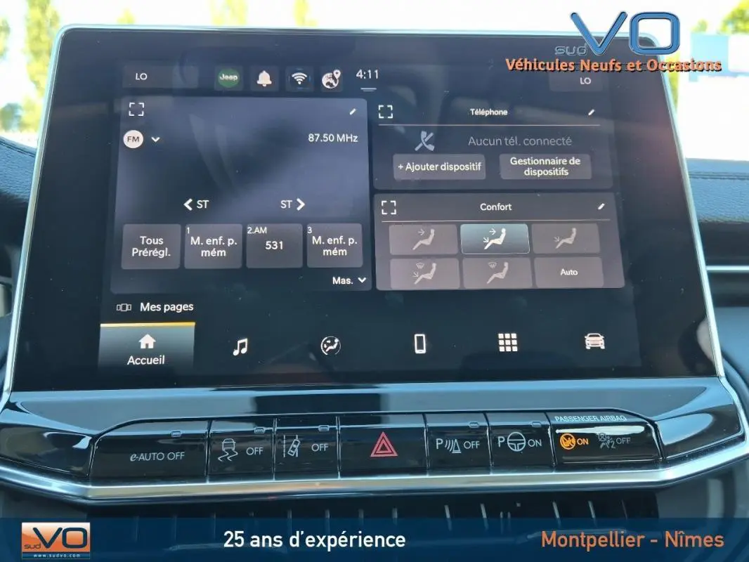 Écran tactile central du tableau de bord du Jeep Compass gris 2024 avec commandes de confort et sécurité visibles.