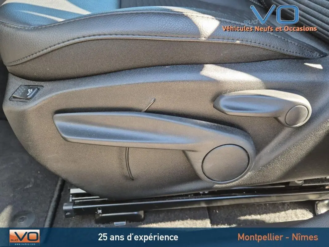 Détail du réglage manuel du siège conducteur en tissu noir du Jeep Compass gris 2024.