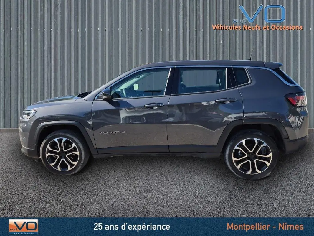 Vue latérale droite du Jeep Compass gris 2024 avec jantes alliage 18 pouces et lignes modernes du SUV compact.