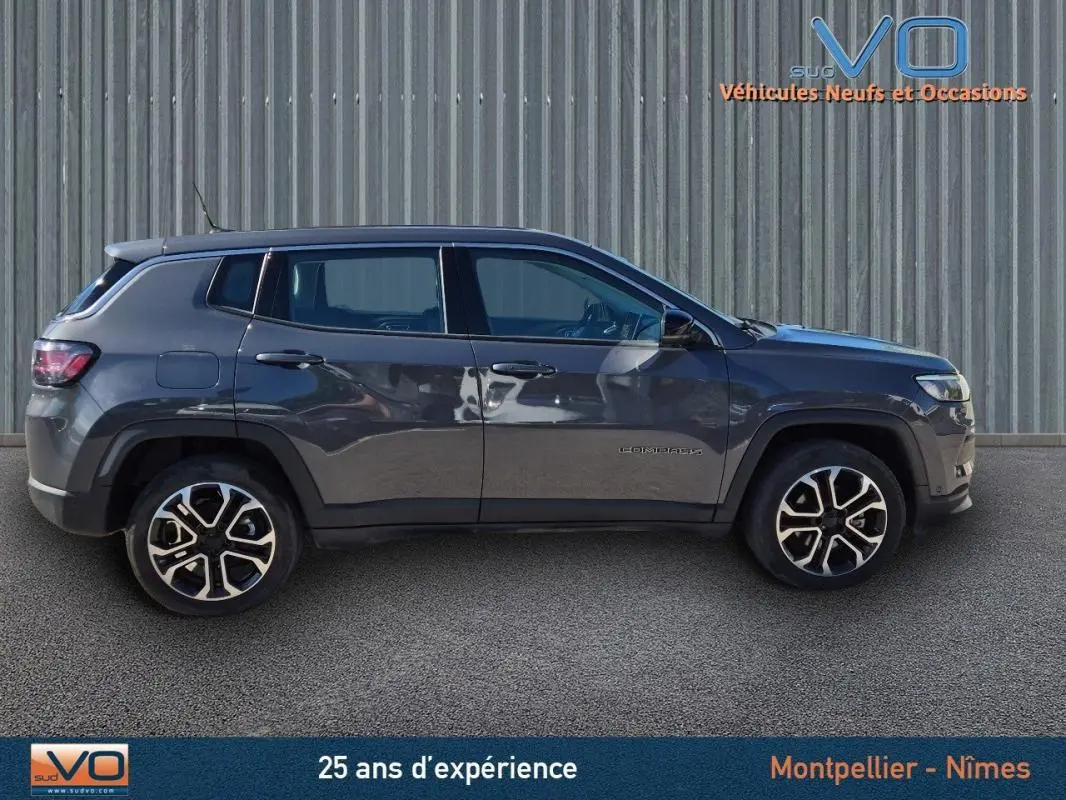 Profil côté droit d'un Jeep Compass gris 2024 avec jantes alliage 18 pouces, affichant une silhouette compacte et moderne.
