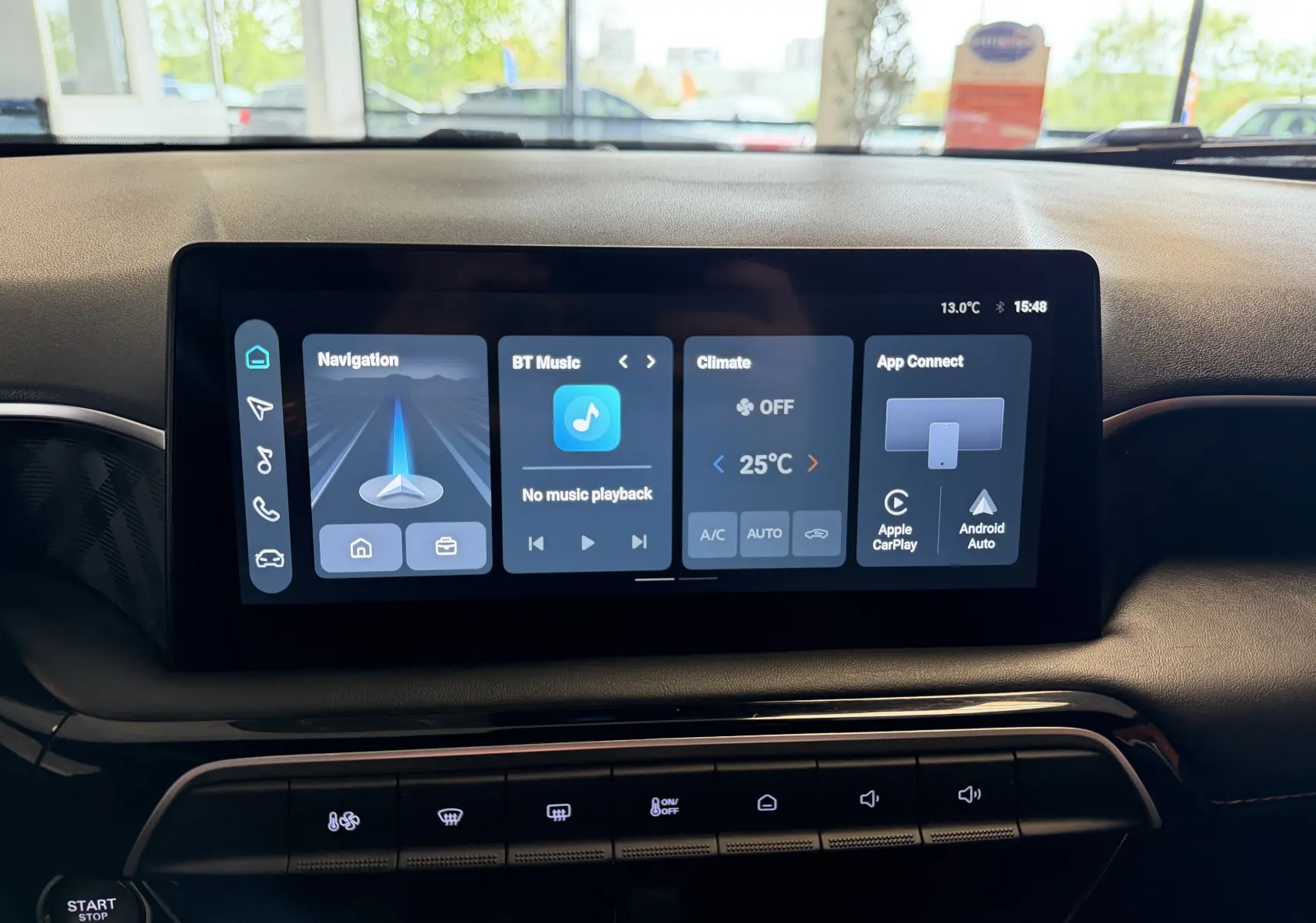 Écran tactile central 10,25 pouces du MG3 1.5 L Hybrid+ 2025, affichant navigation, climatisation et connectivité Apple CarPlay.