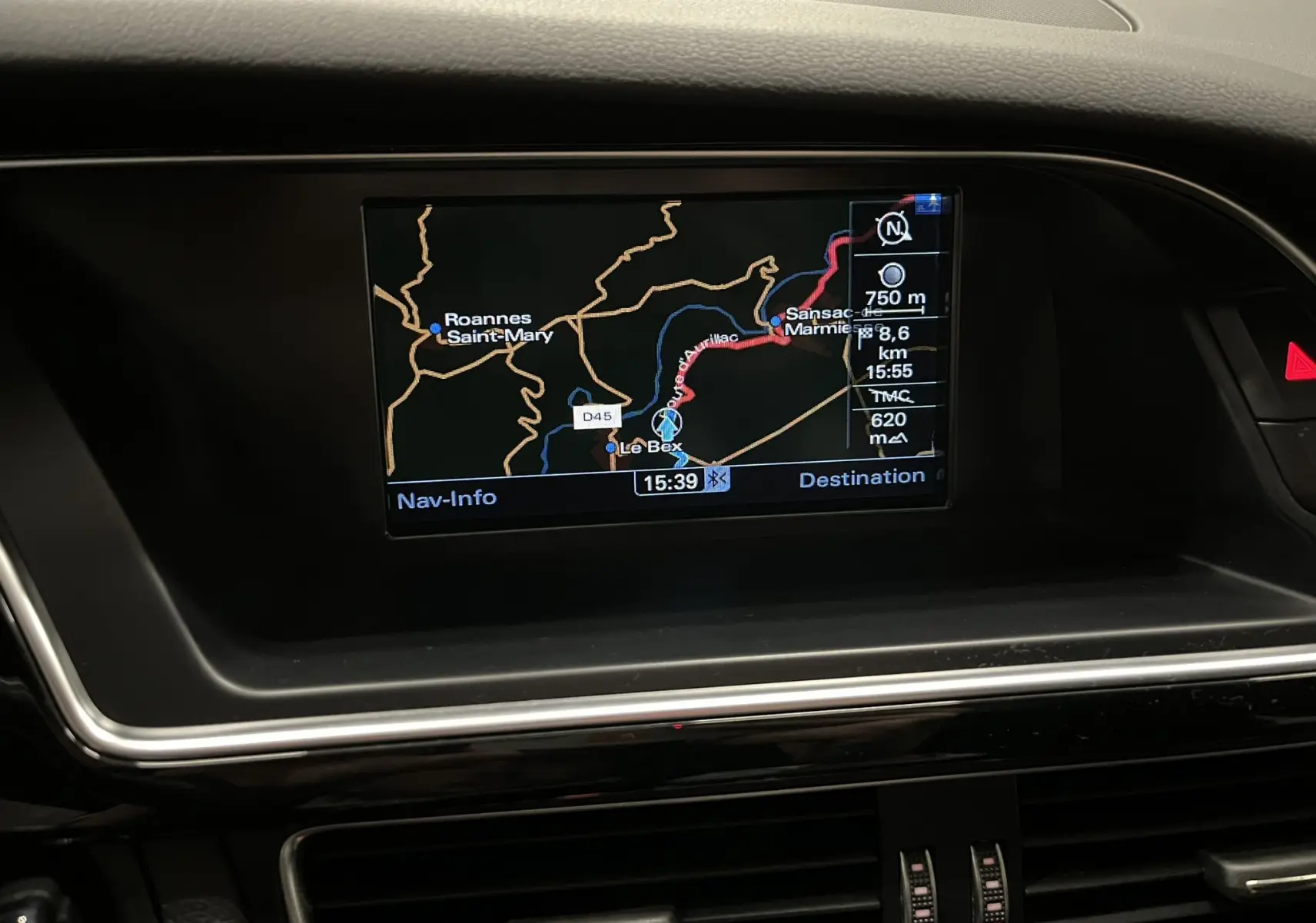 Écran de navigation Audi MMI affichant un itinéraire, intégré au tableau de bord noir de l'Audi A5 Sportback.