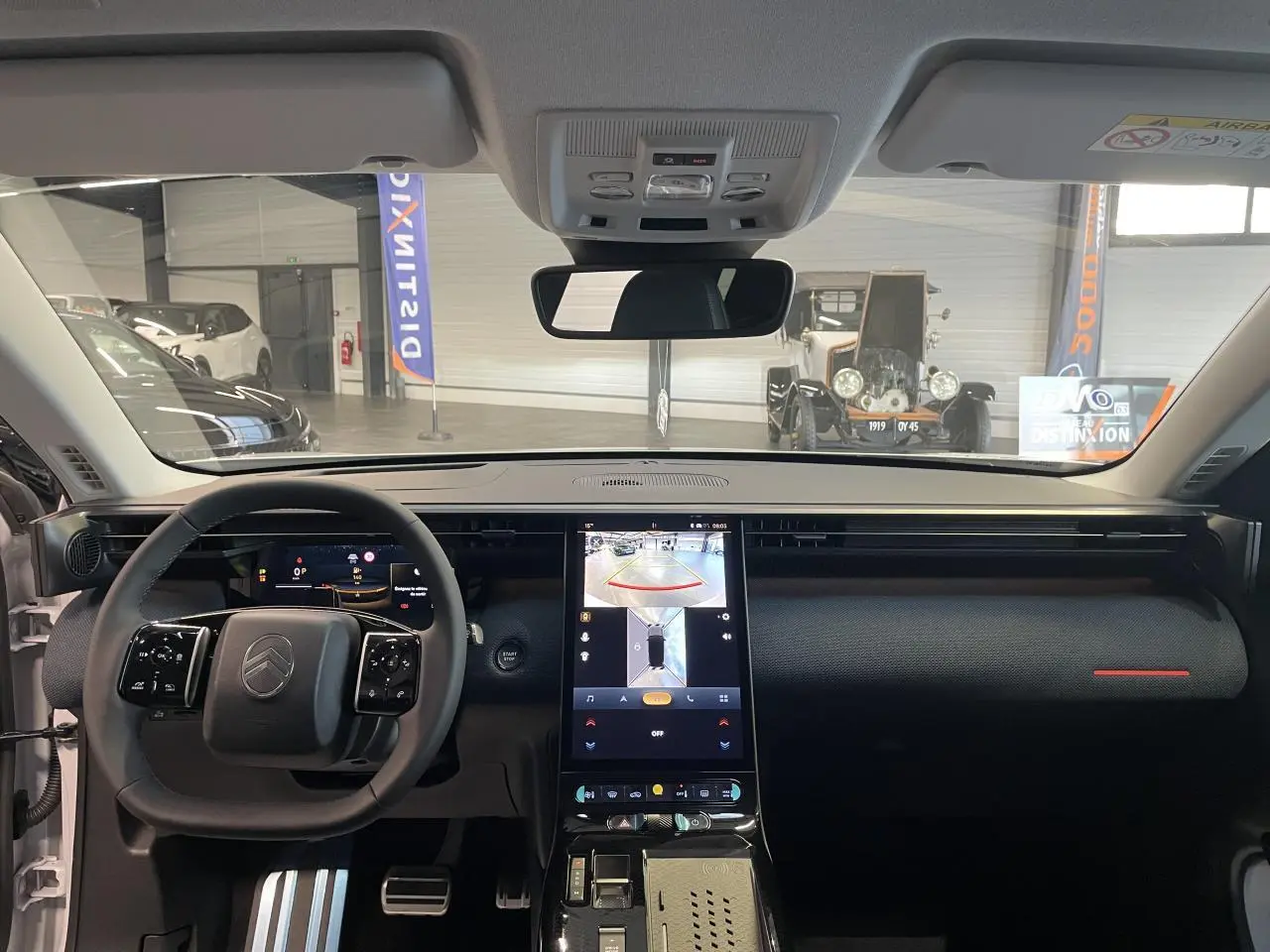 Vue intérieure avant du Citroën C5 Aircross 2026, tableau de bord noir avec écran tactile vertical et volant multifonctions.